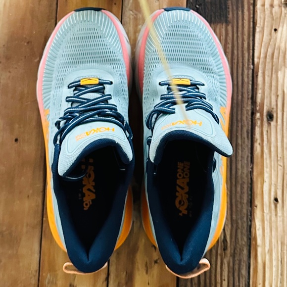 Women’s 8.5 Hoka Bondi Tennis Shoes - Picture 3 of 5